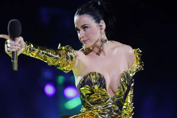 Katy Perry wyśmiewa suknię ślubną Meghan Markle