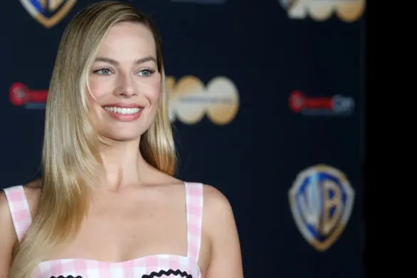 Margot Robbie i jej manicure w odcieniu Digital Lavender