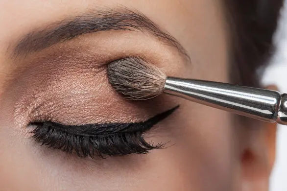 Błędy w makijażu oczu: postarzają i powodują zmęczony wygląd