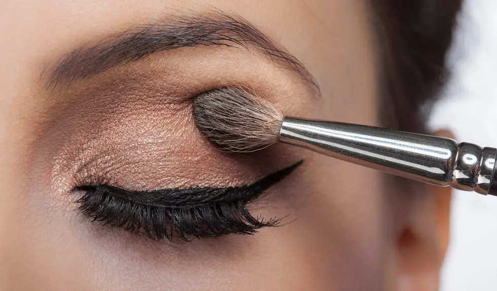 Błędy w makijażu oczu: postarzają i powodują zmęczony wygląd