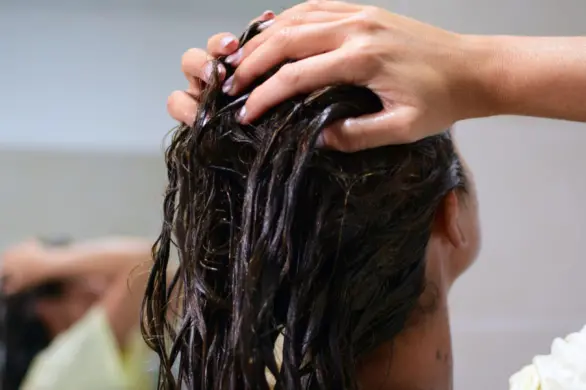 Powszechne błędy podczas farbowania włosów w domu. To przez nie kolor jest nierówny i mniej trwały