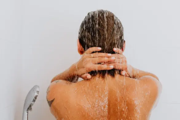 Dlaczego ciepły prysznic przed snem to najlepsze, co możesz sobie podarować