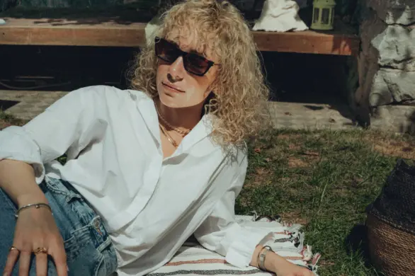 Lniany Blond: mamy nowy hot trend na lato! Koloryzacja w stylu „quiet luxury”