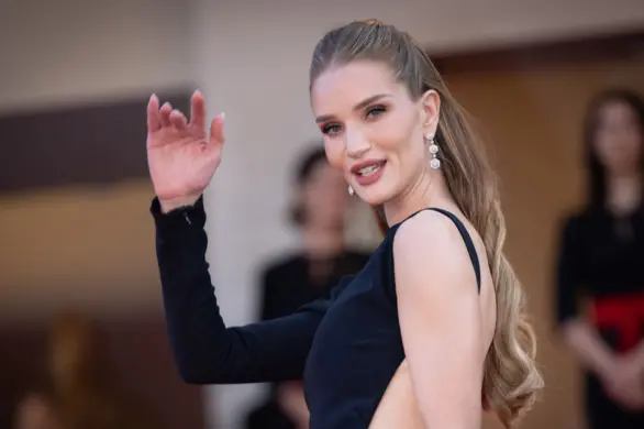 Rosie Huntington-Whiteley w sukience z rozcięciem do bioder