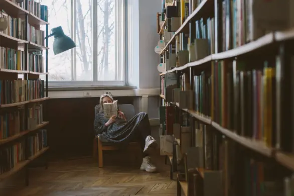 Stan czytelnictwa w Polsce. Ile książek przeczytaliśmy w 2022 roku i co wspólnego mają ze sobą Remigiusz Mróz i Henryk Sienkiewicz?