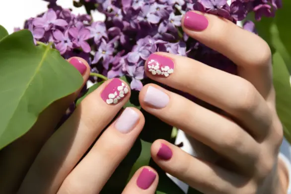 Manicure na koniec maja. Te zdobienia paznokci zwiastują nadejście lata