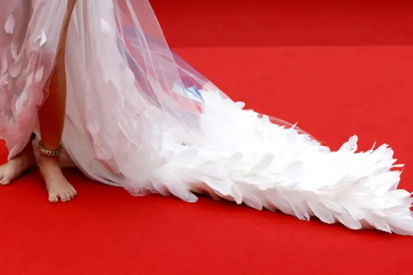Stylizacje z Festiwalu Filmowego w Cannes: dużo kwiatów, piór i… nagości