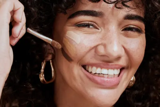 Jak nakładać podkład, by wyglądał jak Twoja druga skóra?