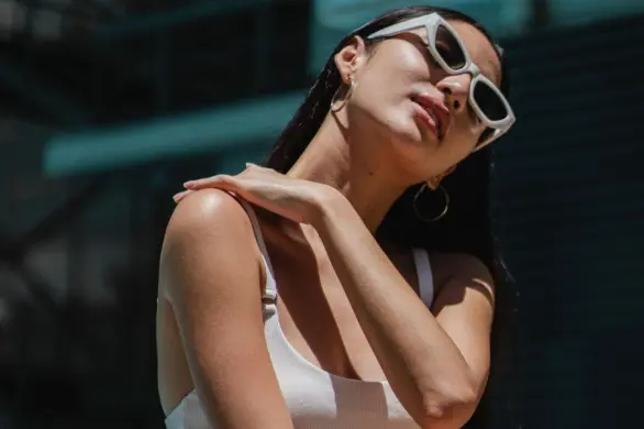 Dlaczego nie można przelewać kremów do opalania do podróżnych pojemników?