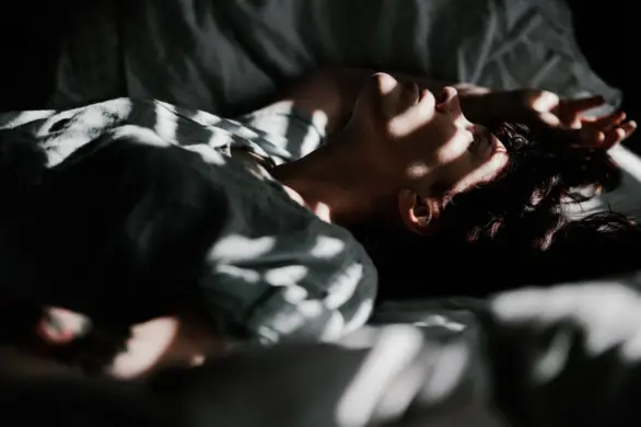 Zasada kwadransa pomoże na bezsenność. Dzięki niej prześpisz spokojnie całą noc