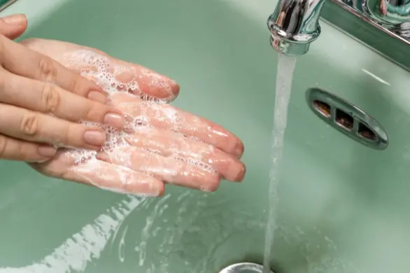 Myjesz twarz w ten sposób? To najczęściej popełniany błąd, który powoduje wypryski