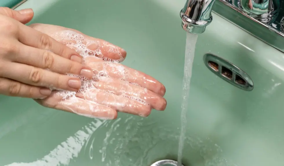 Myjesz twarz w ten sposób? To najczęściej popełniany błąd, który powoduje wypryski