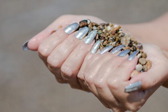 Paznokcie w stylu Mermidcore. Morska estetyka przejmuje manicure