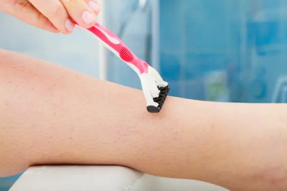 Truskawkowe nogi: jak pozbyć się kropek po goleniu nóg?