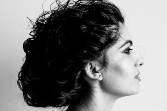 Jak rozpoznać, czy włosy są zniszczone? Rozdwojone końcówki i łamliwość to nie wszystko