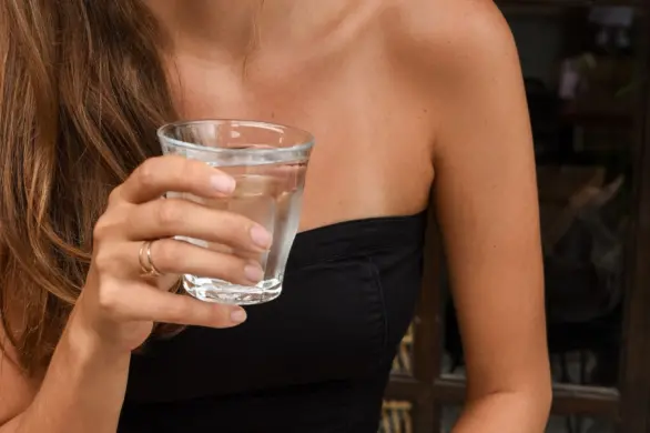 WaterTok – popularny trend z TikToka, dzięki któremu wypijesz zalecaną dzienną ilość wody nawet o tym nie myśląc