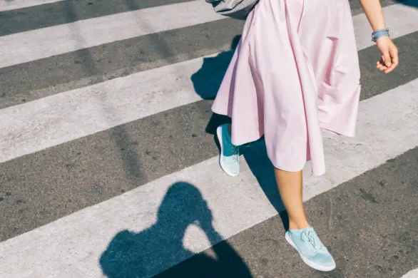 Sukienki maxi i trampki? Takie połączenie zda egzamin, jeśli zastosujesz zasadę „ jednej dłoni”