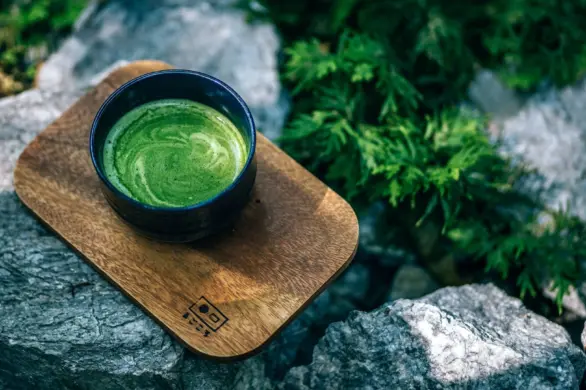 Maseczka do twarzy z matcha i mlekiem migdałowym. To zastrzyk przeciwutleniaczy i natychmiastowe wygładzenie cery