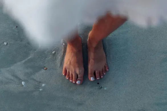 Najlepszy pedicure na lato 2023. O tym kolorze mówią wszyscy