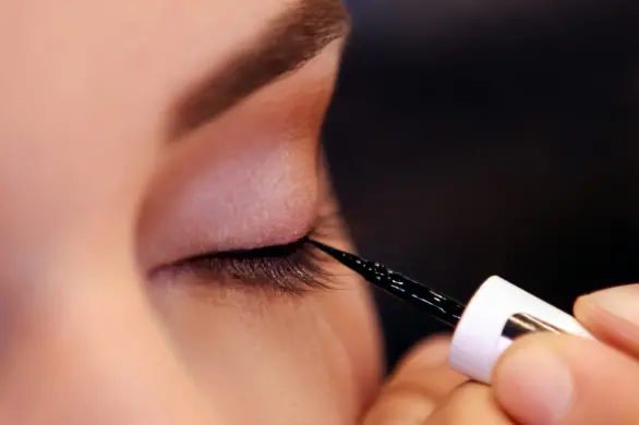 Przezroczysty eyeliner: fantastyczna moda w makijażu oczu