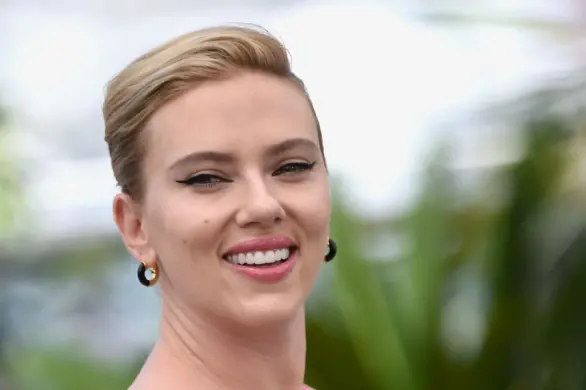 Trend na widoczne biustonosze podbija Hollywood