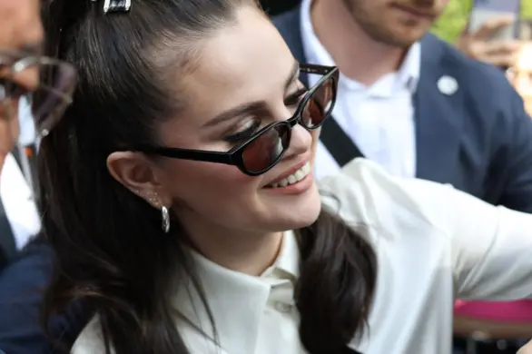 Anielskie paznokcie Seleny Gomez to stonowany, eteryczny manicure na lato