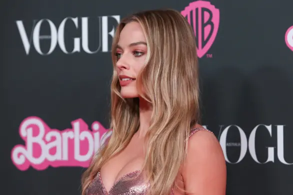 Margot Robbie zamienia różowy garnitur na sukienkę baleriny
