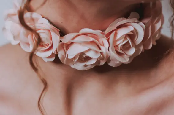 Te chokery są teraz wszędzie. To elegancja z kropką nad „i”