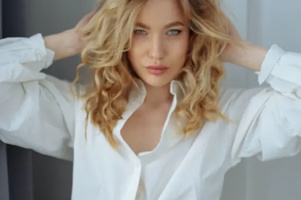 Lazy hot girl: nowy sposób na wakacyjne stylizowanie włosów