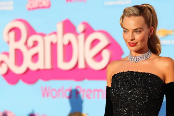 Margot Robbie w oszałamiającej sukni Barbie Solo in the Spotlight z lat 60.