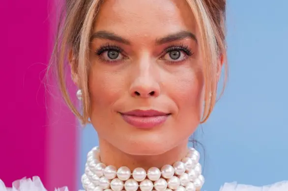 Margot Robbie w czerwonej mini na afterparty po premierze filmu