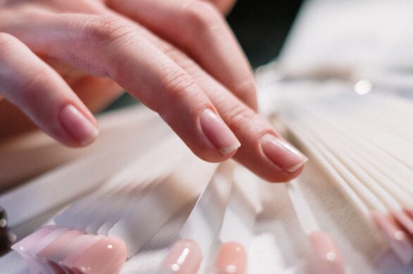 Anielskie paznokcie to nowy pomysł na letni i delikatny manicure