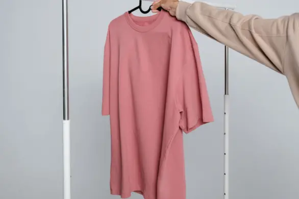 Garderoba w stylu Barbiecore, czyli kowbojki, róż i retro