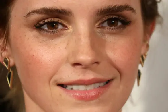 Emma Watson w stylu retro z lat 90.: idealna fryzura dodająca objętości cienkim włosom