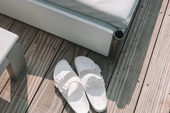 Nikt nie spodziewał się powrotu tych butów. Mesh slippers znowu na TOPIE