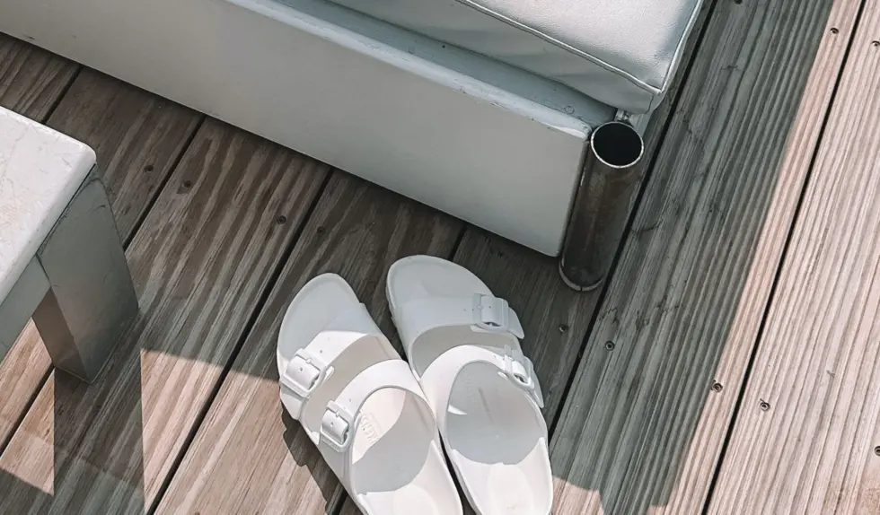 Nikt nie spodziewał się powrotu tych butów. Mesh slippers znowu na TOPIE