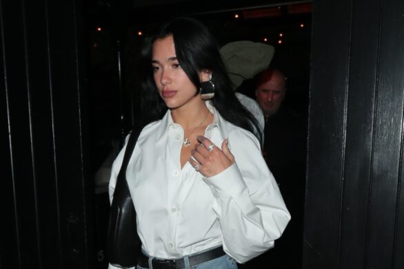 Dua Lipa w kontrowersyjnych butach kopytach. Połączyła je z jeansami i białą koszulą