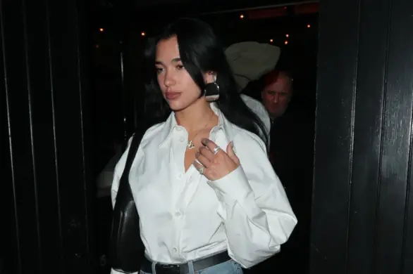 Dua Lipa w kontrowersyjnych butach kopytach. Połączyła je z jeansami i białą koszulą