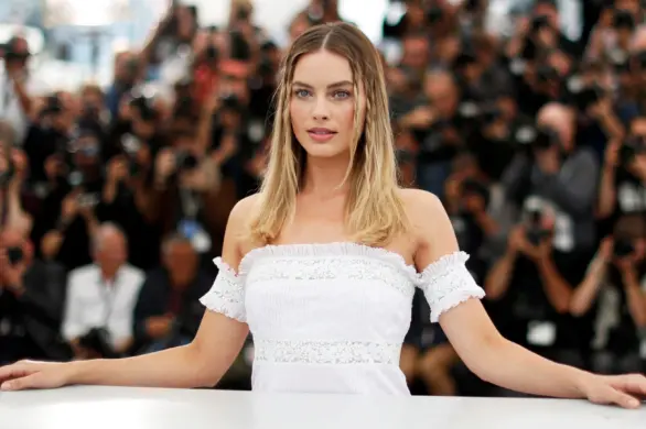 Złote wisiorki, które nosiła Barbie rozeszły się jak świeże bułeczki!