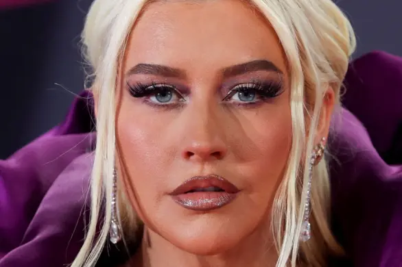 Christina Aguilera w mikro mini spódniczce, która jest również… torebką