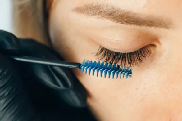 Laminacja rzęs: sekret długich, gęstych i zadziwiająco pięknych rzęs