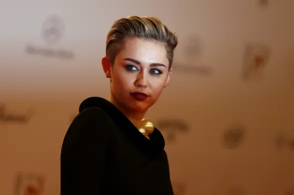 Miley Cyrus w nowym wydaniu – artystka z choppy mullet
