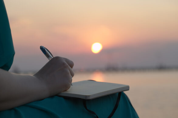 Journaling jak lek na niespokojne myśli: jak pisanie może uspokoić umysł