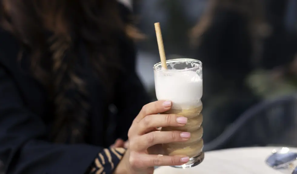 Paznokcie latte: delikatność i elegancja na dłoniach