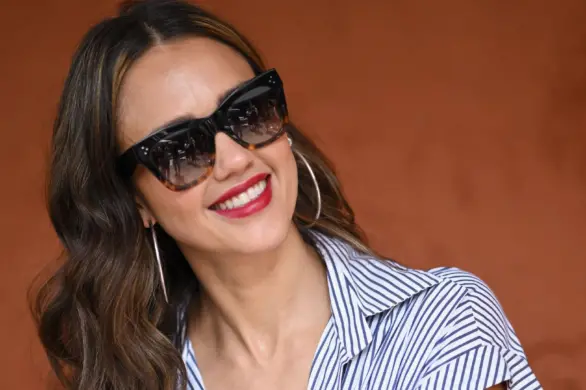 Kanadyjski smoking Jessici Alby to modowy powrót do przeszłości