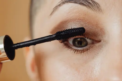 Sztuka przyklejania rzęs: porady i triki
