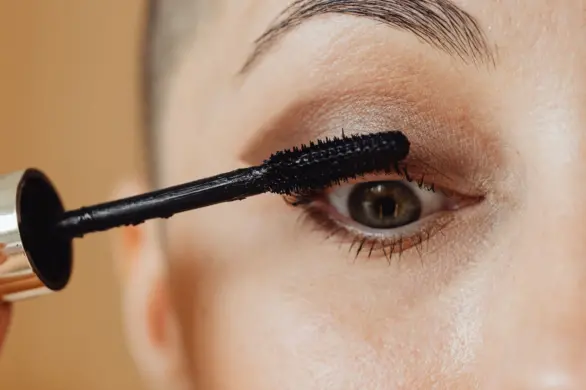 Sztuka przyklejania rzęs: porady i triki