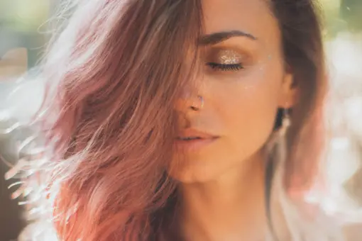 Te triki sprawią, że makijaż nie spłynie ze skóry w upalne dni