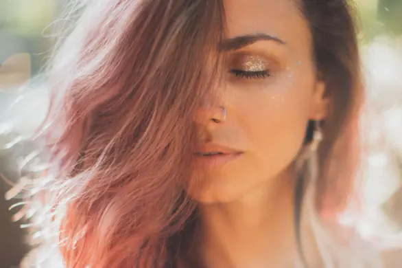 Te triki sprawią, że makijaż nie spłynie ze skóry w upalne dni