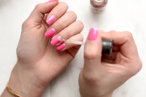 Paznokcie w kształcie balerin: elegancja i nowoczesność na dłoniach